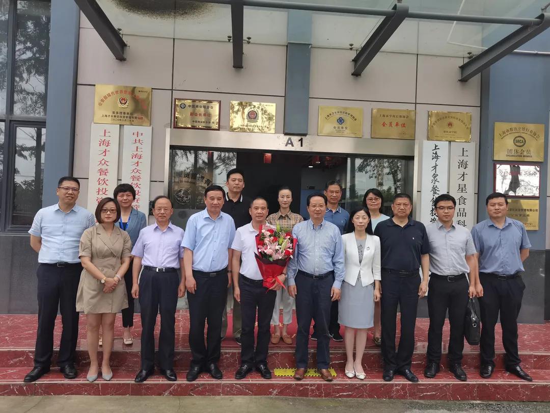 市委宣傳部副部長、市文明辦主任潘敏看望慰問退役軍人企業家
