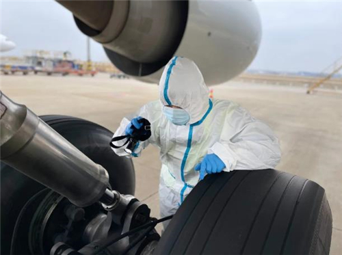在地表溫度超過40℃的浦東機場，有群“不怕熱”的安全“守門人”
