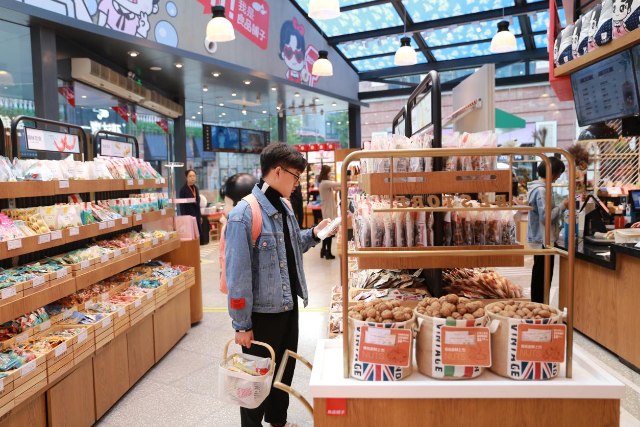 全能選手打造全域零售，良品鋪子線上線上均衡發展建立護城河