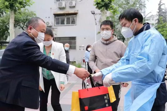  東阿阿膠攜手漱玉平民大藥房關愛一線核酸檢測工作者