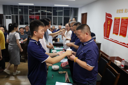 “拜師學藝”正當時 師傅請喝一杯茶