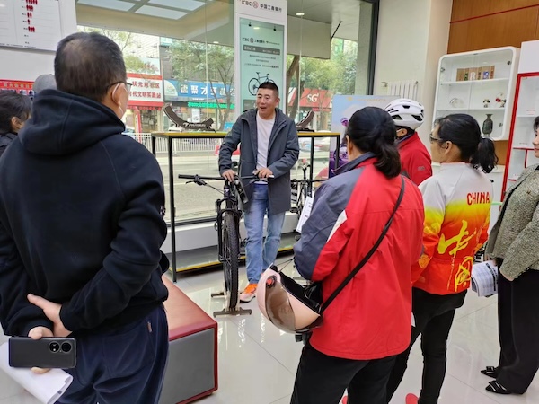 自行車進銀行----工行德州分行“金融+”為市民圓健身夢