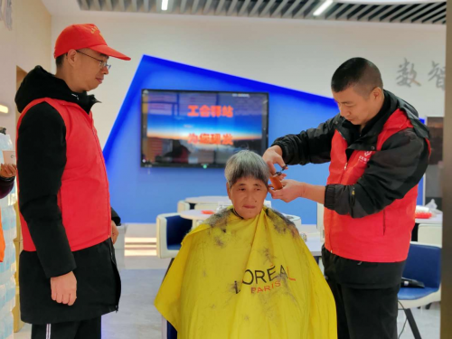 浙江新昌：剪銀絲理愛心 工會驛站不打烊