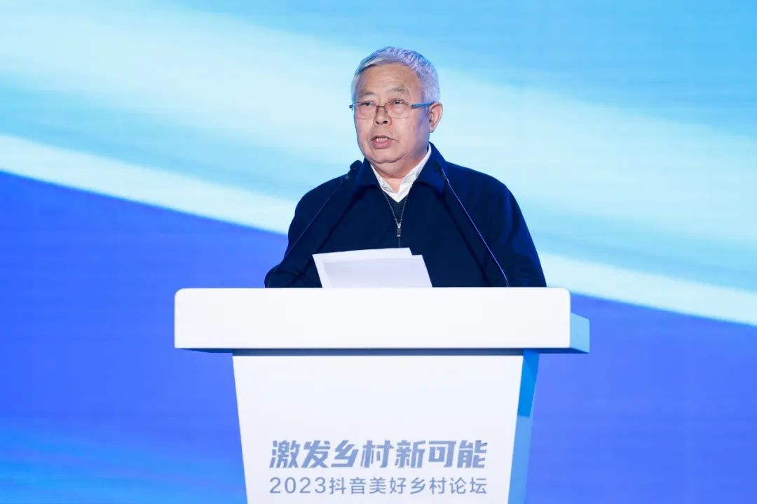 中國鄉村發展志愿服務促進會聯合抖音公益發起“鄉村發展志愿者行”倡議，首批38名志愿者加入