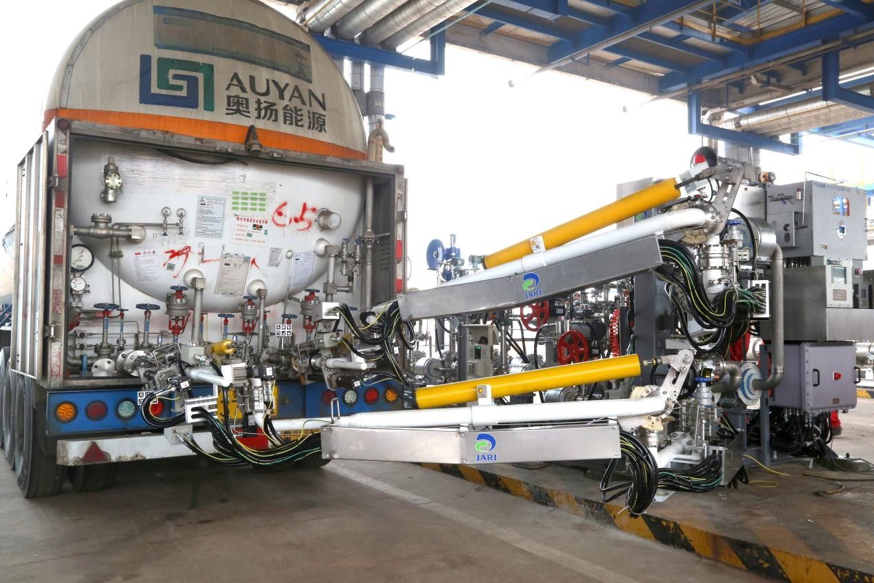 國內首臺“無人介入”LNG全自動化裝車撬首裝成功
