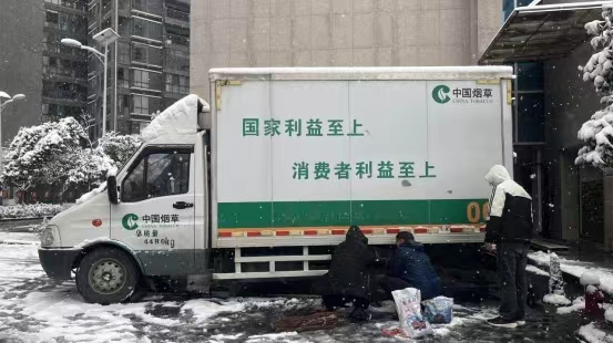 鳳凰縣局傾注“四心”繃緊“四弦” 筑牢冬季配送車輛安全防線