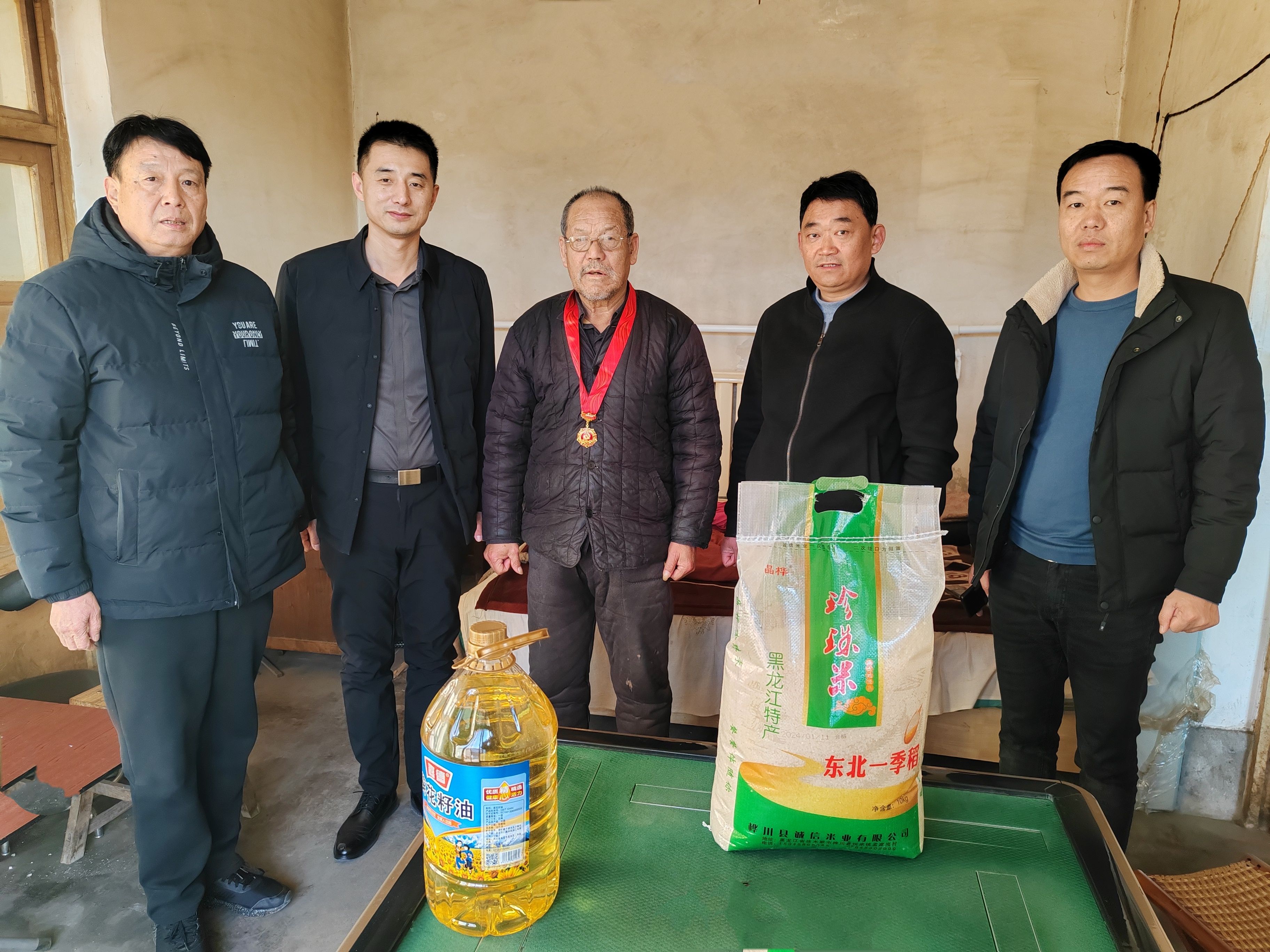 河北保定望都煙草駐村工作隊：春節慰問老黨員 濃濃溫情暖人心