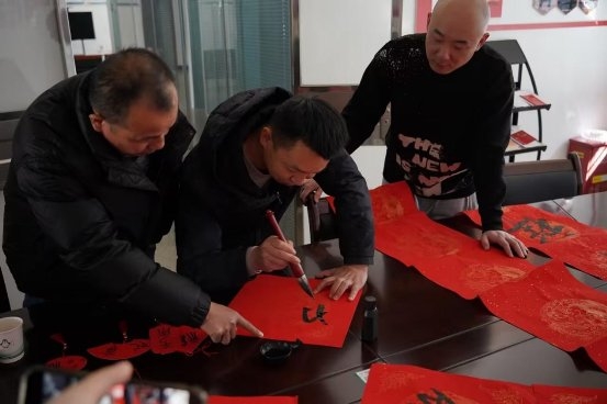 湖北黃梅：迎春納福年味濃 關愛幫扶喜增收