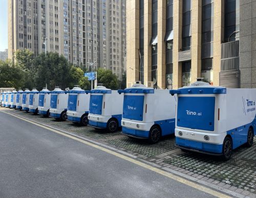 春節不打烊，白犀牛無人車日送快遞1200件，讓快遞員安心返鄉過年