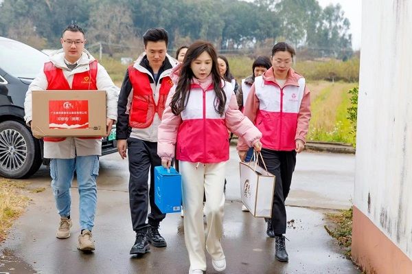 惠城區三八紅旗手鄧麗君慰問惠城區水口街道困難群眾