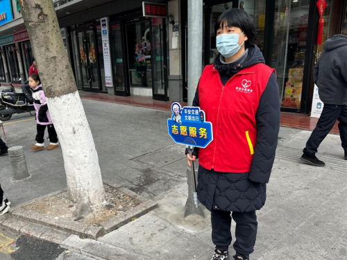 愛心值守路口 文明點亮出行