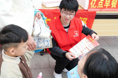 大手護小手 香溢護幼苗