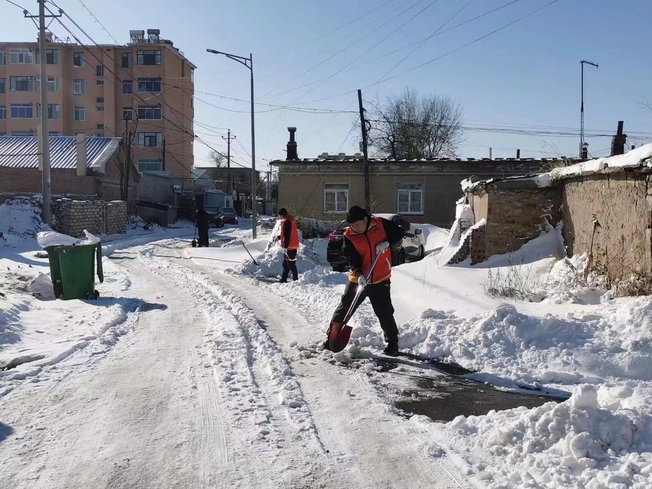 掃雪除冰在行動 志愿服務暖人心