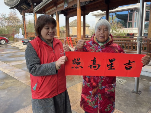 浙江新昌：龍行龘龘辭舊歲 “香溢”紅里過新年