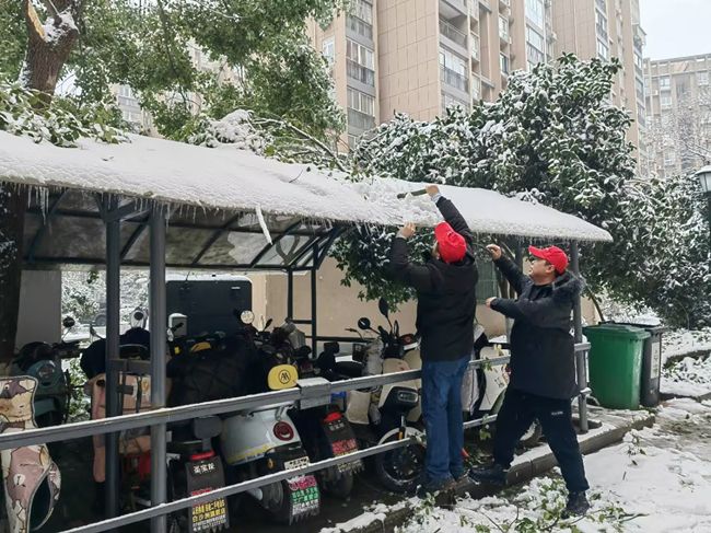 天寒人心暖 白雪映紅星——洪山煙草黨員志愿者開展義務除冰雪活動