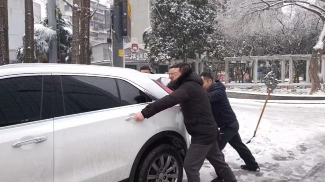 聞“雪”而動 情暖金“岸”