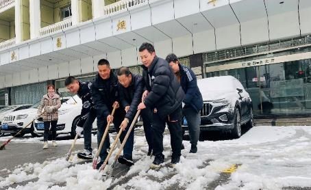 武昌煙草：聞雪而動齊上陣  清雪除冰暖人心
