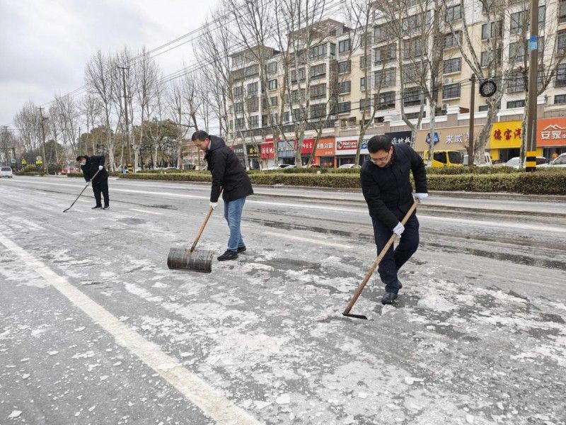 “先鋒”破冰，浴“雪”奮戰，掃出一條“溫暖路”