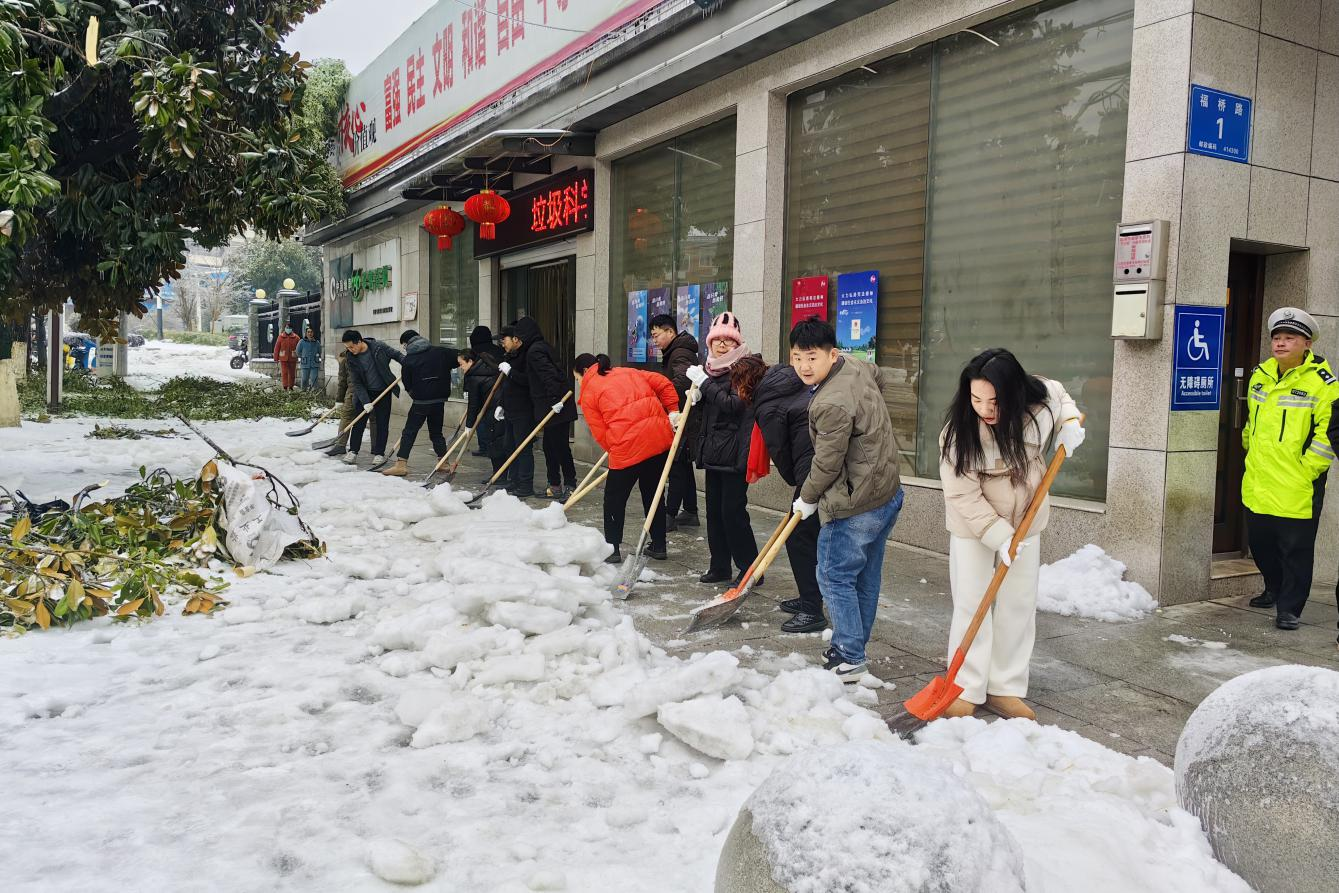 岳陽臨湘煙草：破冰除雪保暢通，彰顯擔當護平安