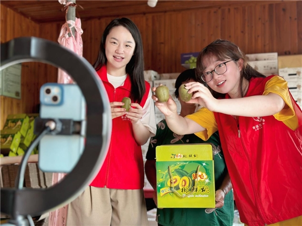 閃閃發光的“她身影”