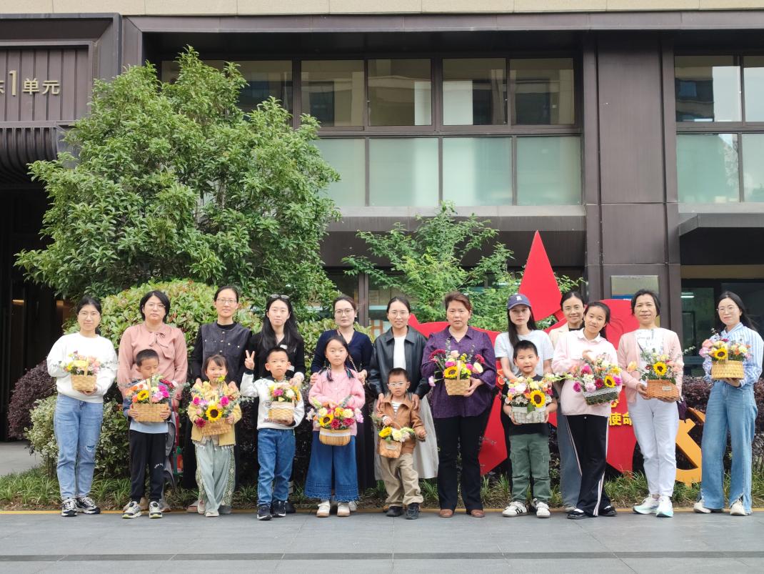 花香傳情 禮贊母愛  ——中建東孚蘇州公司開展母親節主題插花活動