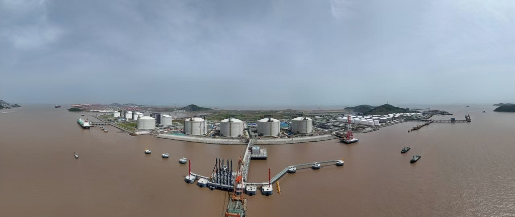 能源保障再升級！上海LNG站線擴建項目碼頭工程通過交工驗收