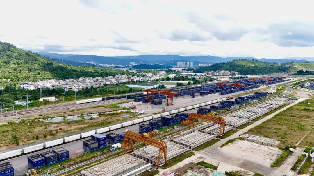 中老鐵路國際貨物列車（玉溪—萬象）實現雙向開行